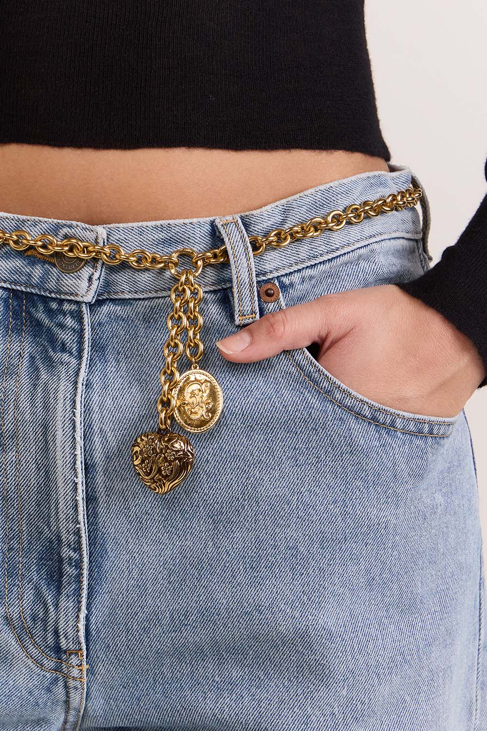 תמונת כל הלוק של חגורת שרשרת